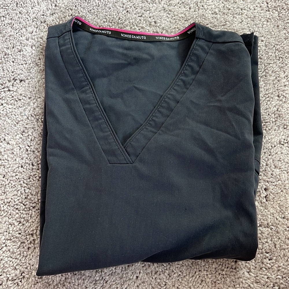 Vince camuto scrub top size M gray